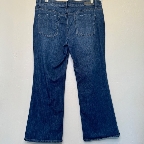 DKNY | Soho Boot Mid-Plus Size Mid Rise Stretchy Boho Bootcut Jeans - Picture 3 of 12